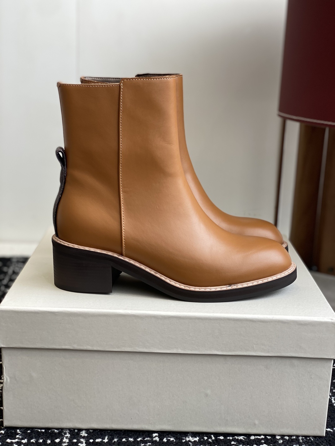 代购级
BRUNELLO CUCINELLI 新款马丁靴
不用多说!超级有范的一款靴子女孩子穿起来不要