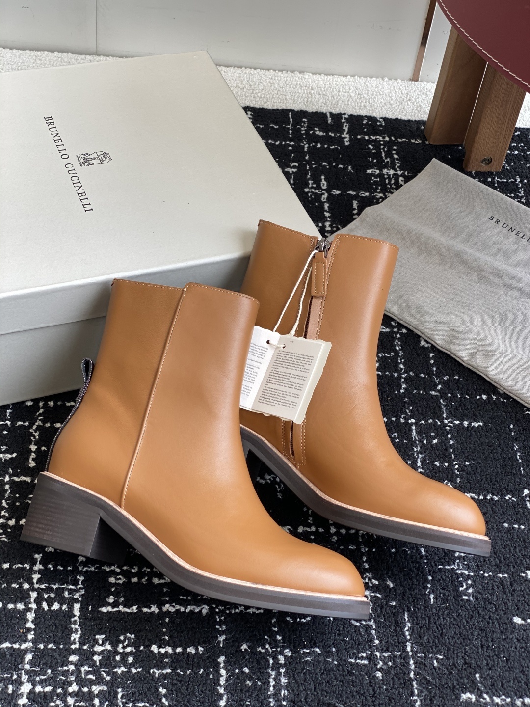 代购级
BRUNELLO CUCINELLI 新款马丁靴
不用多说!超级有范的一款靴子女孩子穿起来不要