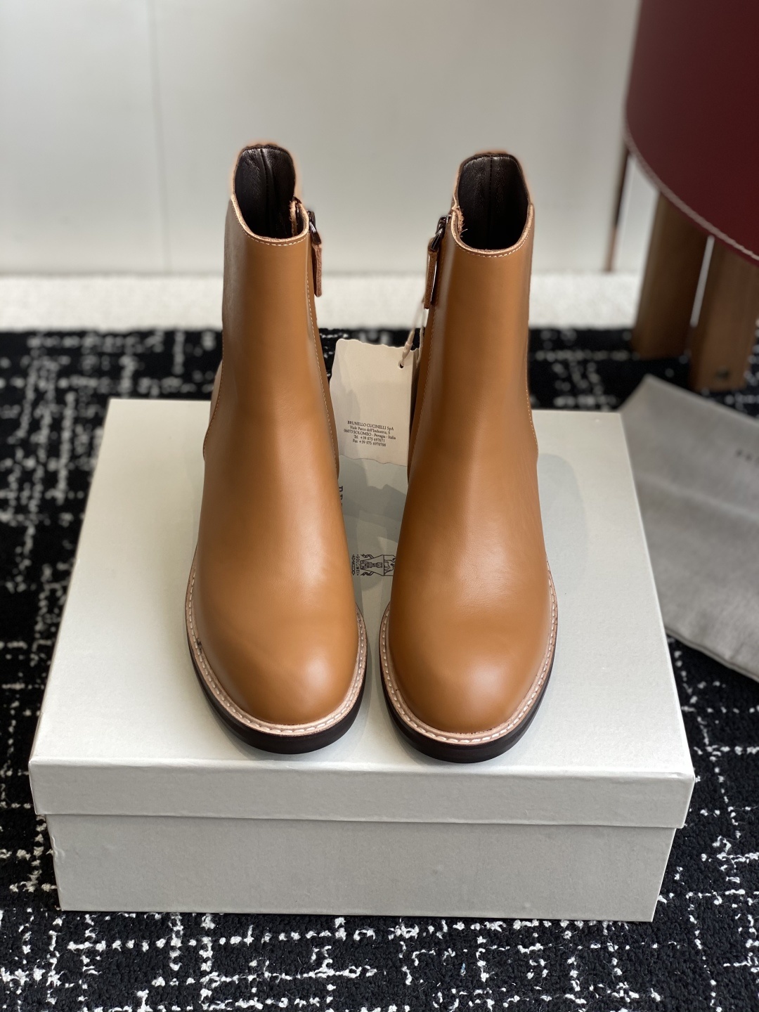 代购级
BRUNELLO CUCINELLI 新款马丁靴
不用多说!超级有范的一款靴子女孩子穿起来不要