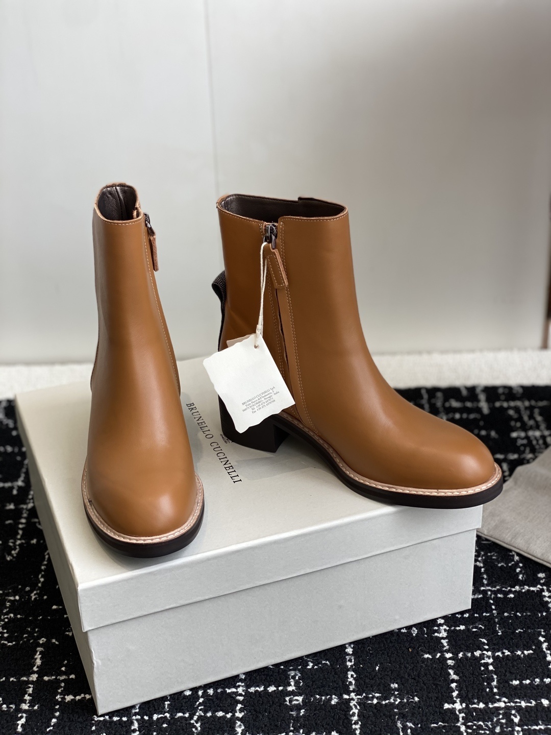 代购级
BRUNELLO CUCINELLI 新款马丁靴
不用多说!超级有范的一款靴子女孩子穿起来不要