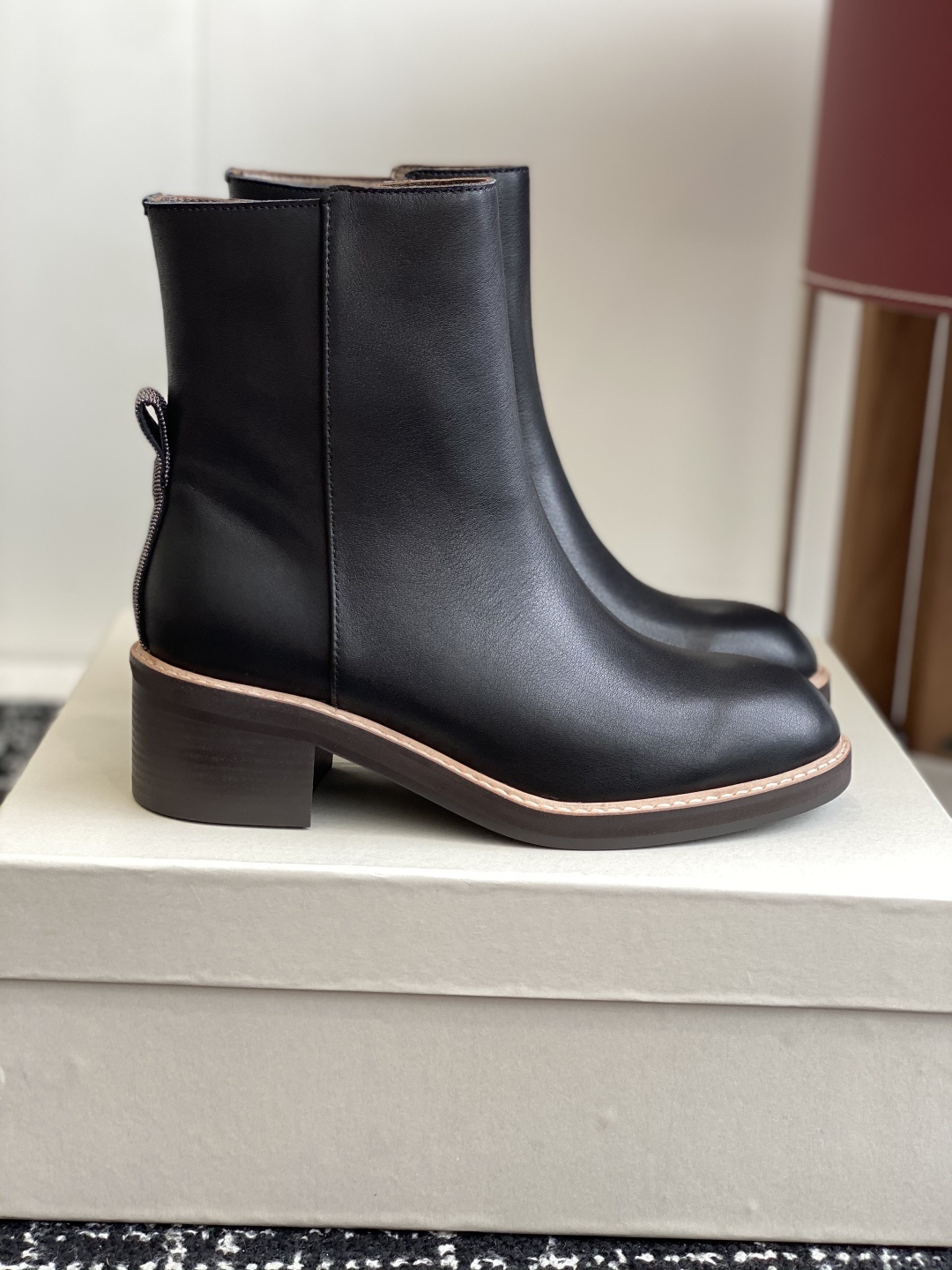 代购级
BRUNELLO CUCINELLI 新款马丁靴
不用多说!超级有范的一款靴子女孩子穿起来不要