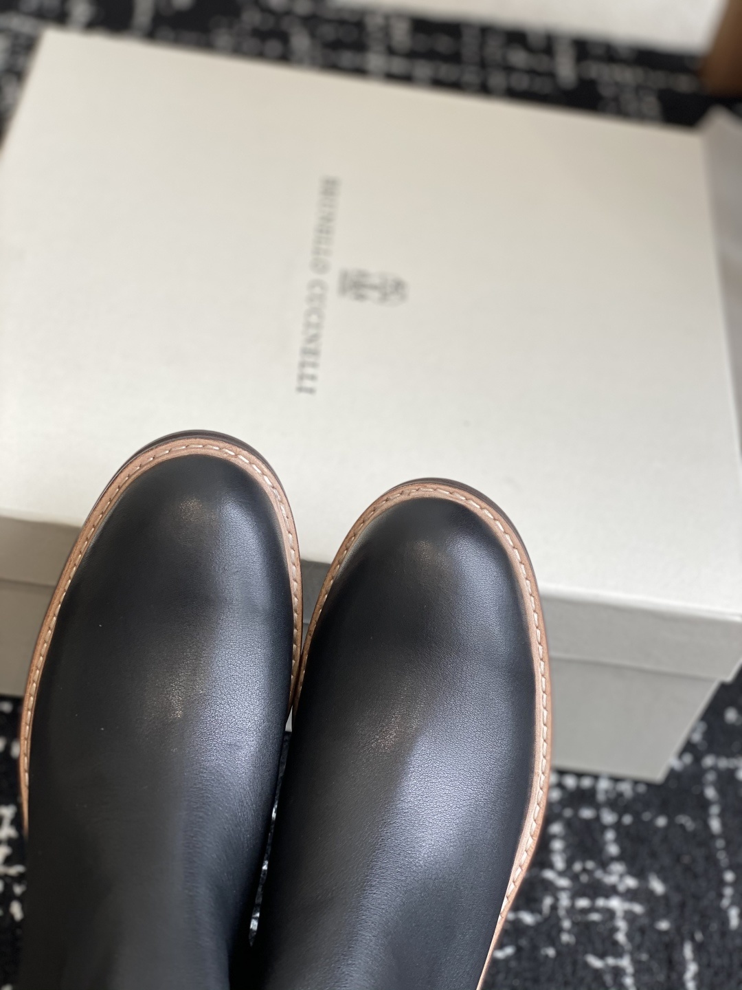 代购级
BRUNELLO CUCINELLI 新款马丁靴
不用多说!超级有范的一款靴子女孩子穿起来不要
