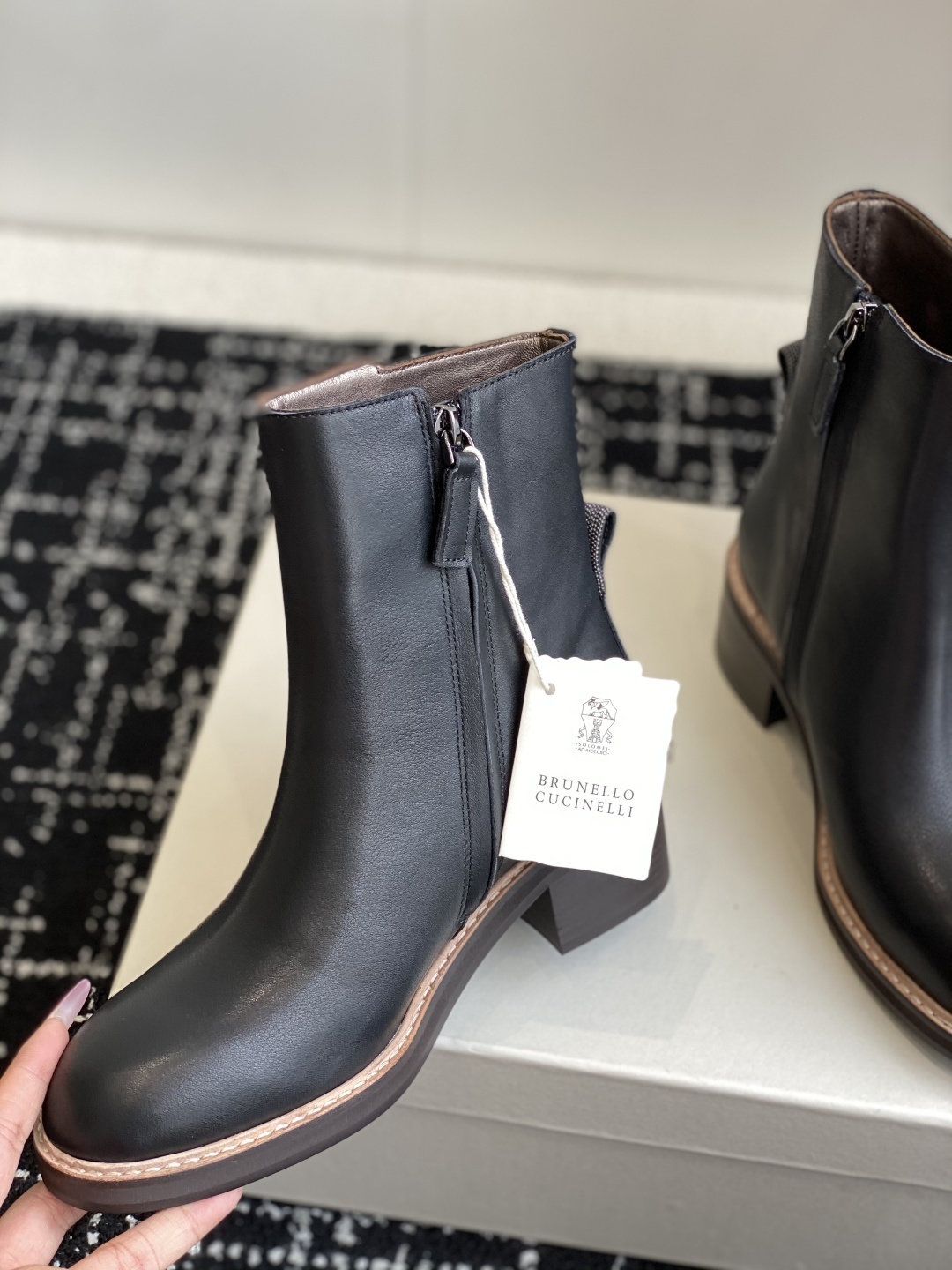 代购级
BRUNELLO CUCINELLI 新款马丁靴
不用多说!超级有范的一款靴子女孩子穿起来不要