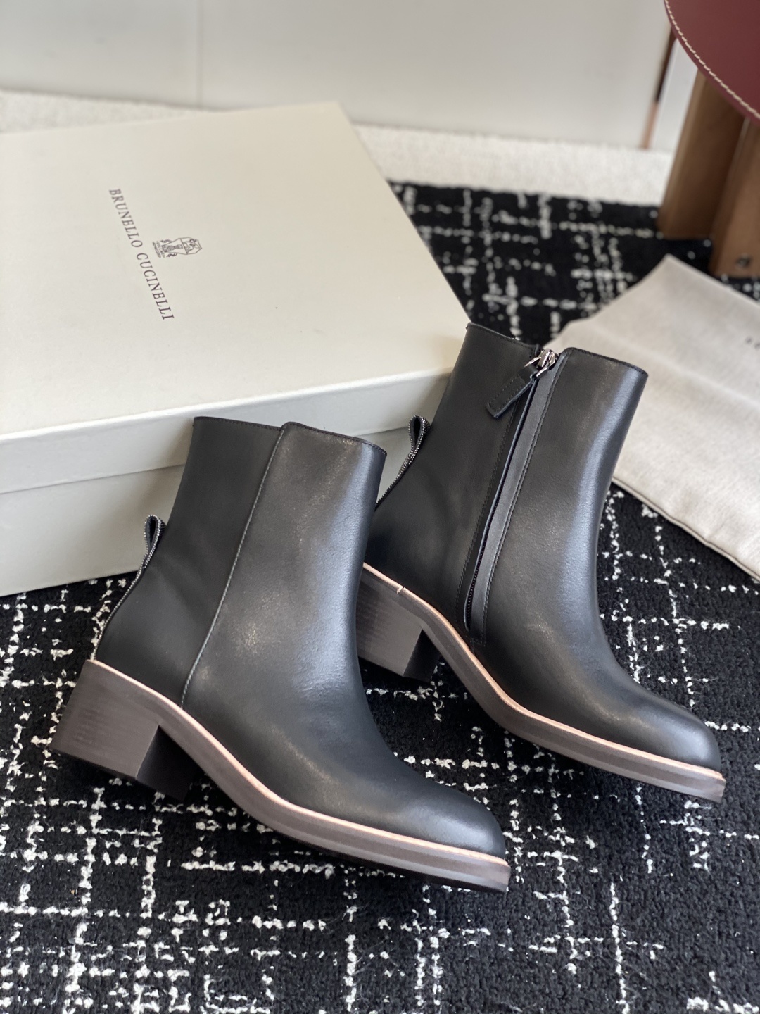 代购级
BRUNELLO CUCINELLI 新款马丁靴
不用多说!超级有范的一款靴子女孩子穿起来不要