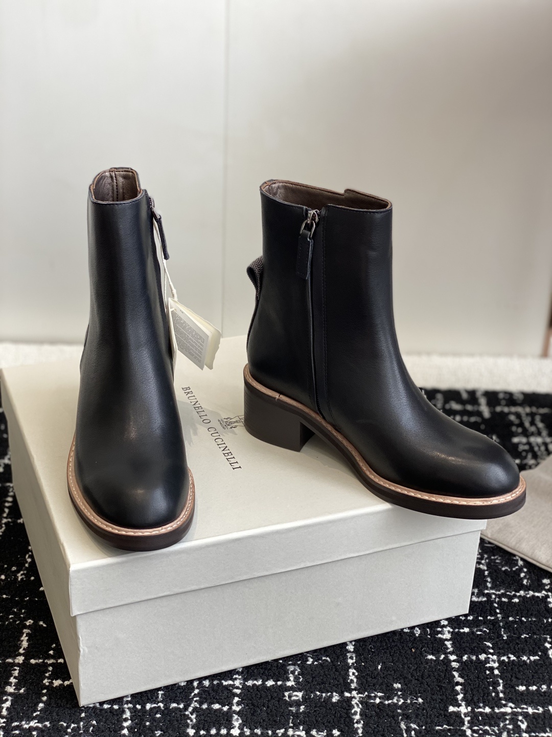 代购级
BRUNELLO CUCINELLI 新款马丁靴
不用多说!超级有范的一款靴子女孩子穿起来不要