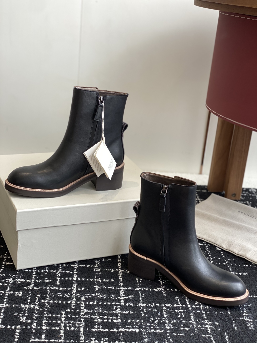 代购级
BRUNELLO CUCINELLI 新款马丁靴
不用多说!超级有范的一款靴子女孩子穿起来不要