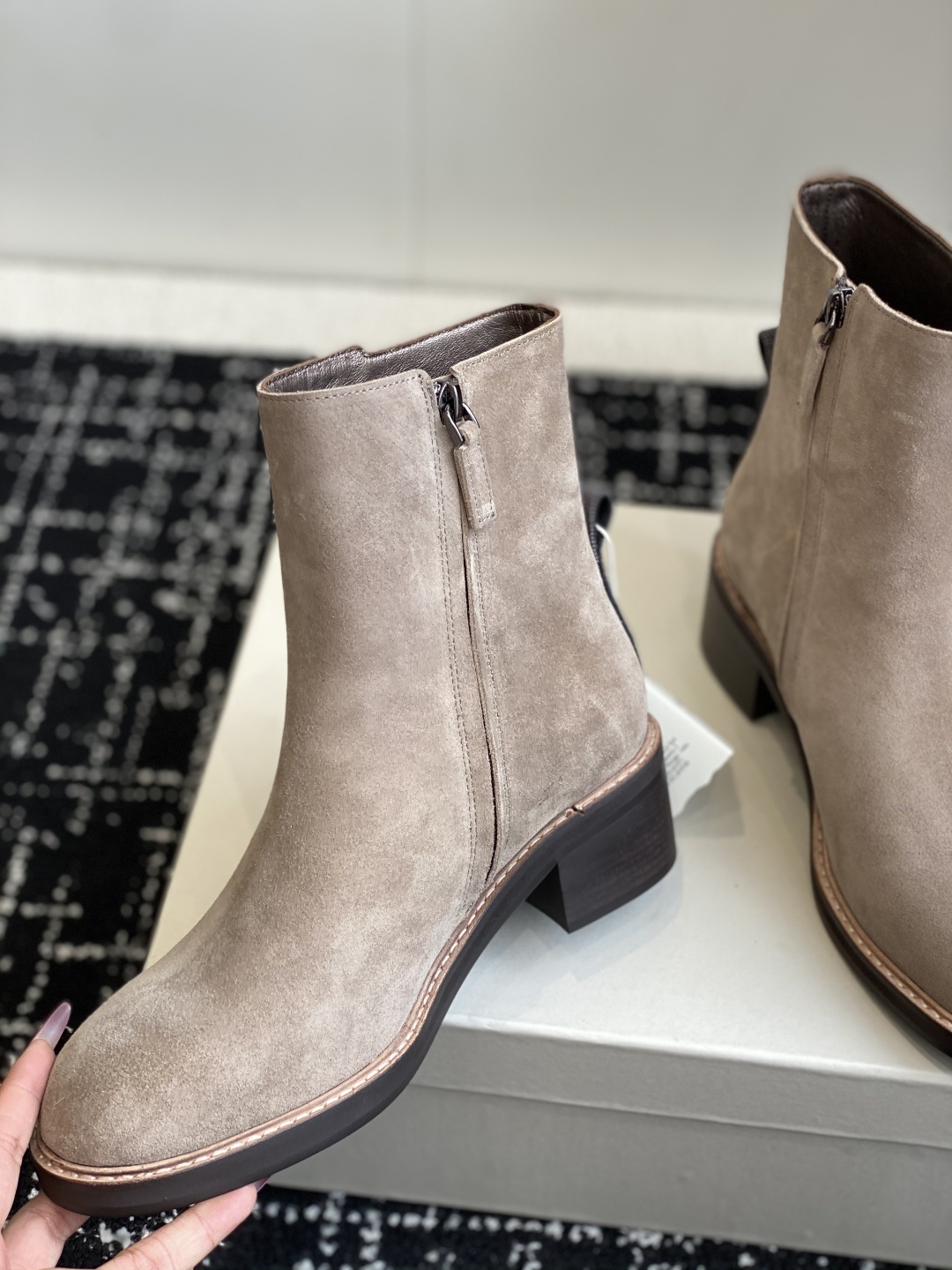 代购级
BRUNELLO CUCINELLI 新款马丁靴
不用多说!超级有范的一款靴子女孩子穿起来不要