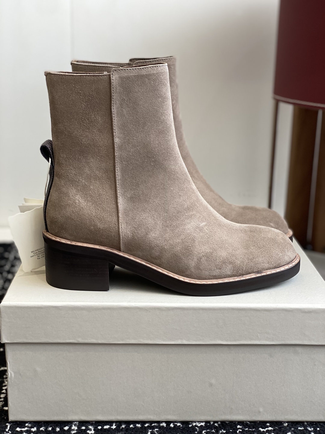 代购级
BRUNELLO CUCINELLI 新款马丁靴
不用多说!超级有范的一款靴子女孩子穿起来不要