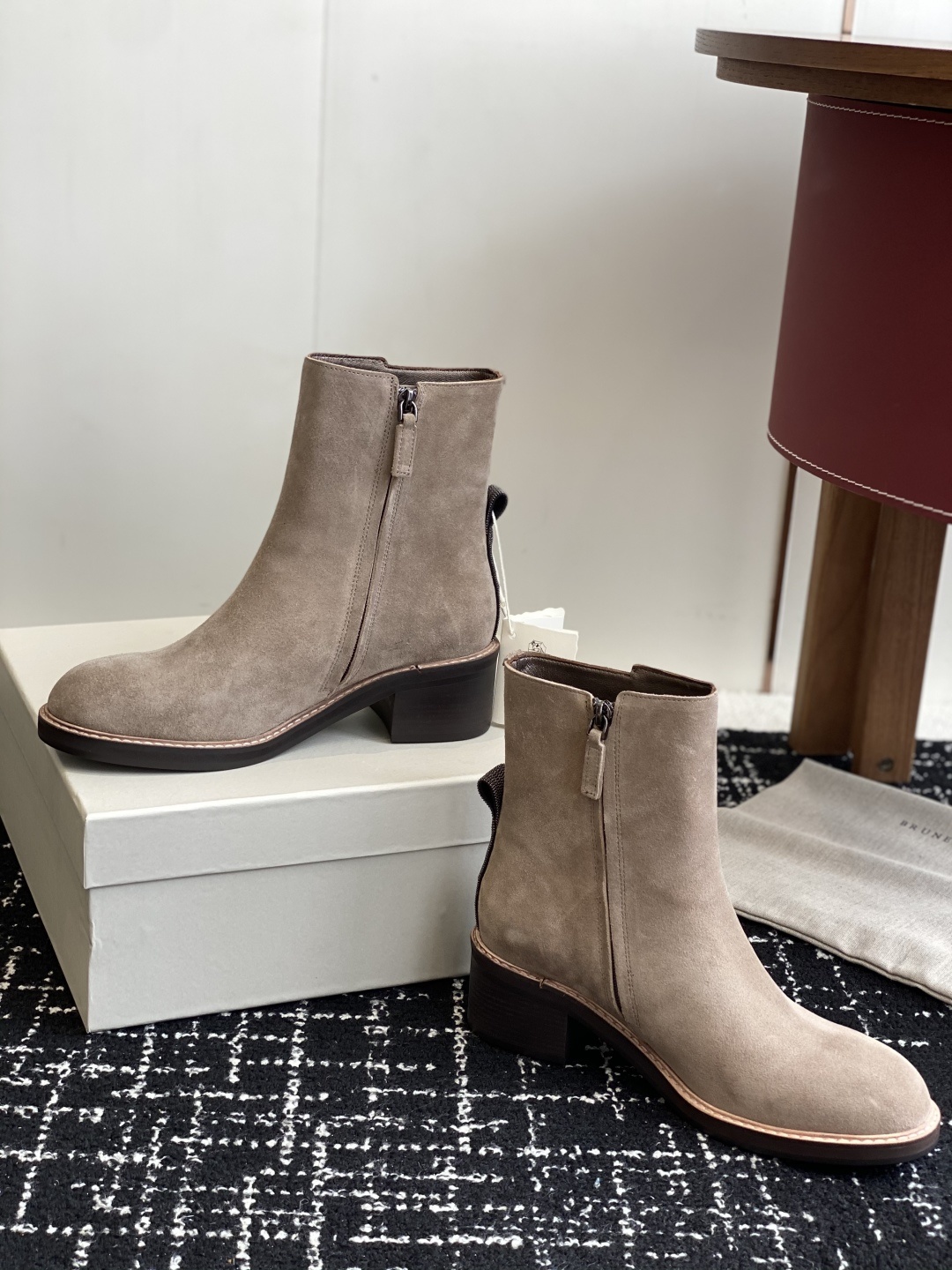 代购级
BRUNELLO CUCINELLI 新款马丁靴
不用多说!超级有范的一款靴子女孩子穿起来不要