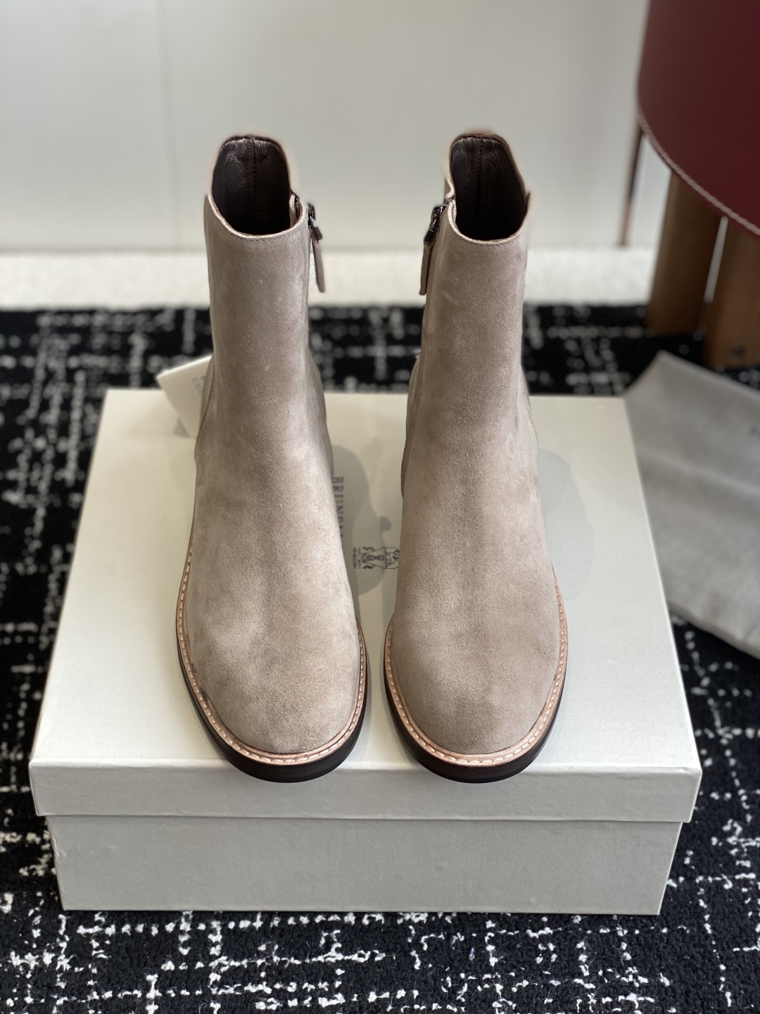 代购级
BRUNELLO CUCINELLI 新款马丁靴
不用多说!超级有范的一款靴子女孩子穿起来不要