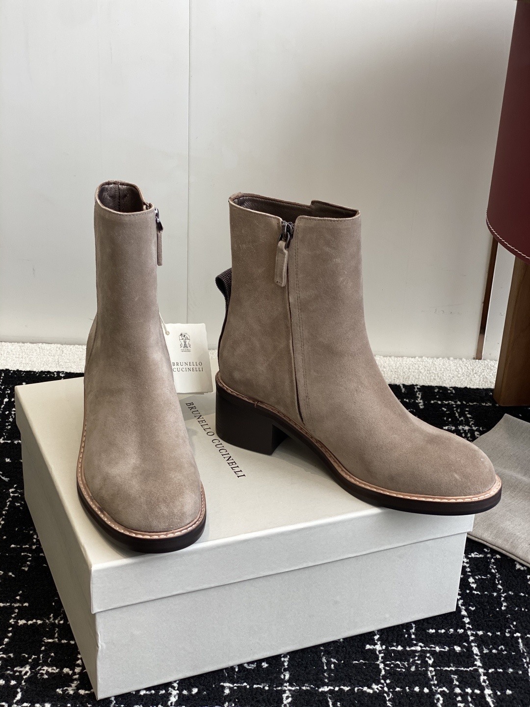 代购级
BRUNELLO CUCINELLI 新款马丁靴
不用多说!超级有范的一款靴子女孩子穿起来不要