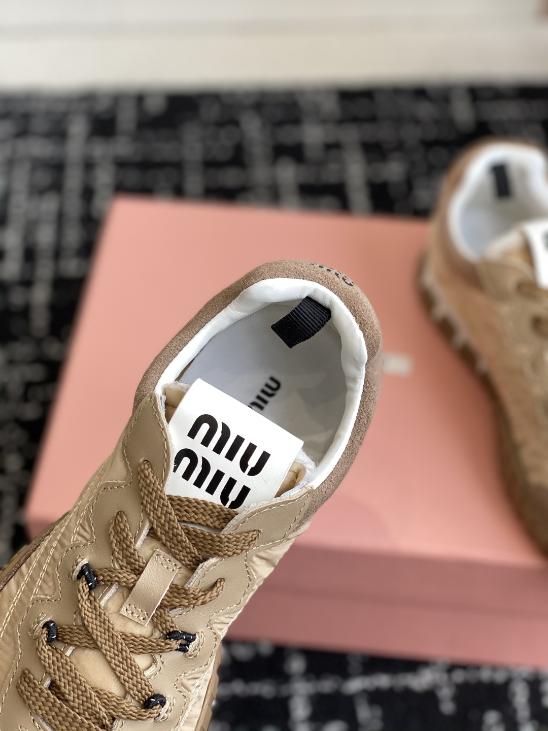 代购级
MiuMiu 缪缪 25ss 春夏新款 饼干鞋 阿甘鞋休闲运动鞋

miumiu最新爆款 前卫大