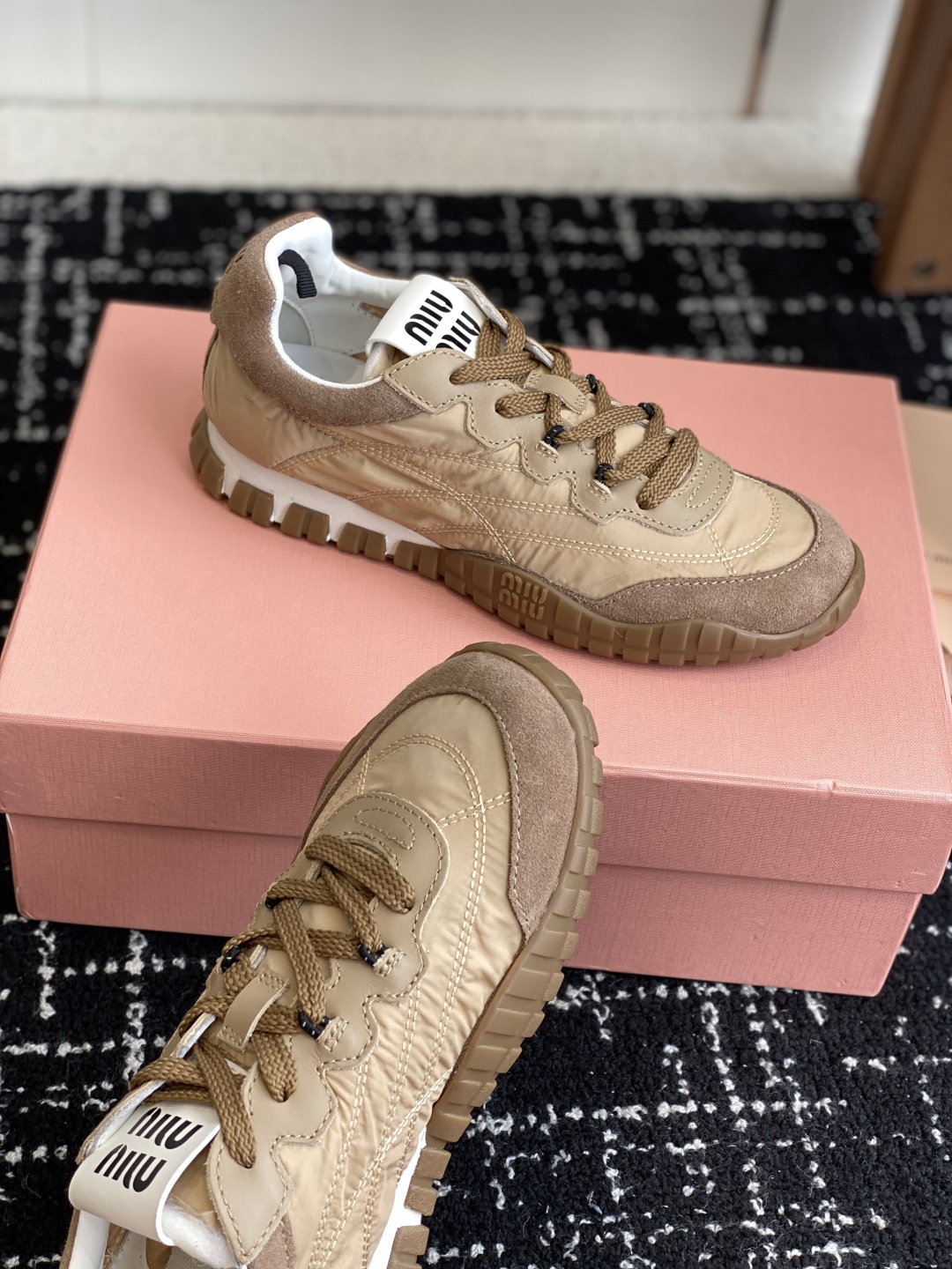 代购级
MiuMiu 缪缪 25ss 春夏新款 饼干鞋 阿甘鞋休闲运动鞋

miumiu最新爆款 前卫大