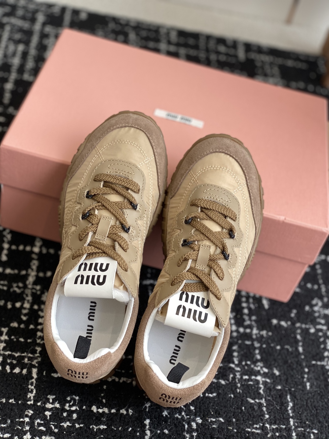 代购级
MiuMiu 缪缪 25ss 春夏新款 饼干鞋 阿甘鞋休闲运动鞋

miumiu最新爆款 前卫大