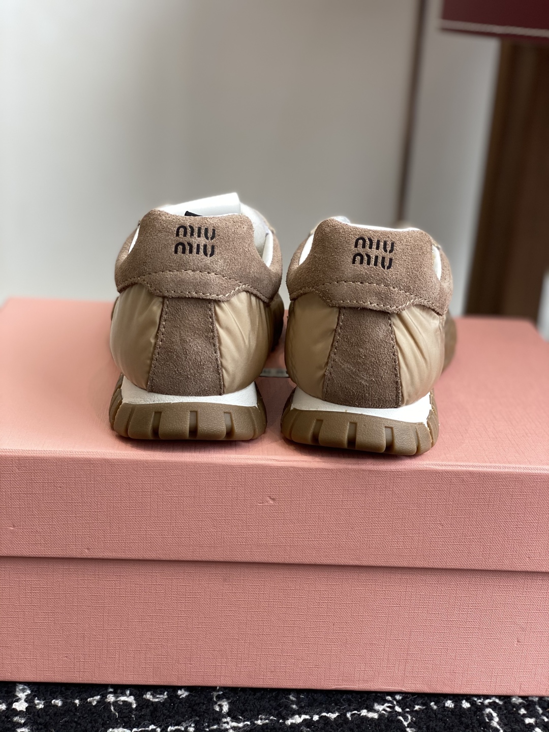 代购级
MiuMiu 缪缪 25ss 春夏新款 饼干鞋 阿甘鞋休闲运动鞋

miumiu最新爆款 前卫大