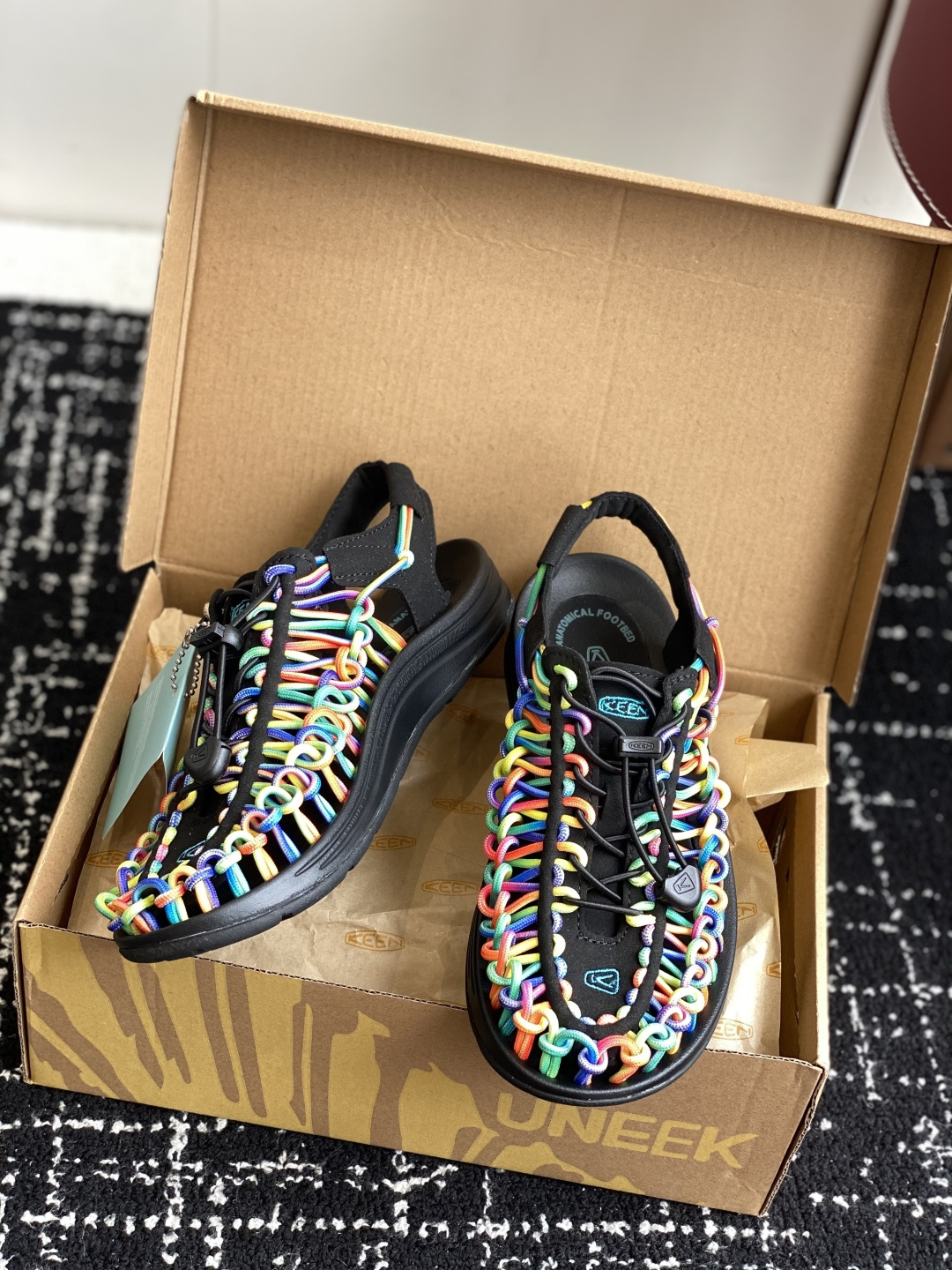 代购级
Keen户外溯溪鞋 莞产原厂级，随着近两年户外活动的火爆

作为户外作业Keen品牌的溯溪鞋就成