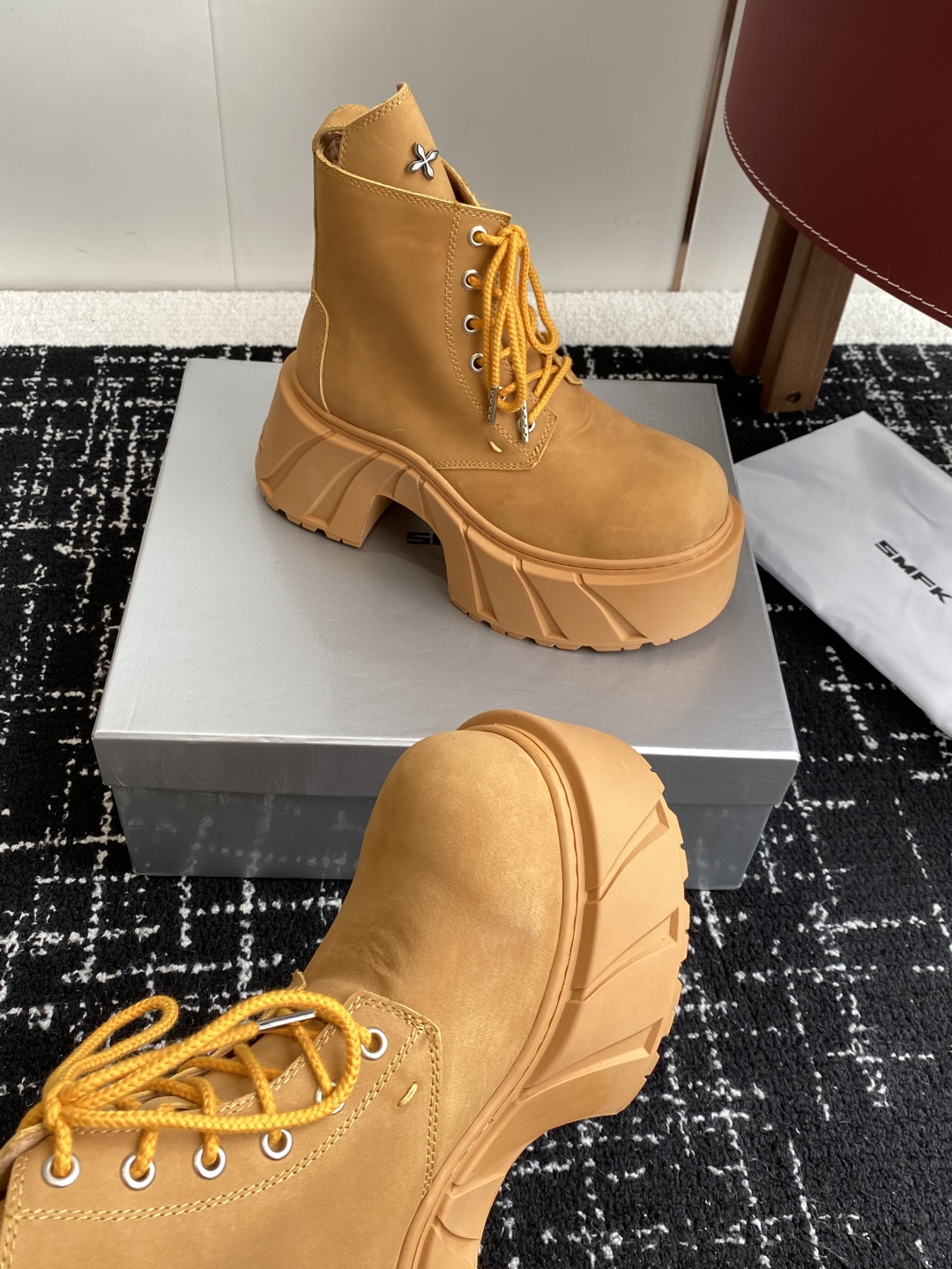 Smfk 小众潮牌 25ss爆款新品 厚底 休闲鞋 德比鞋 短靴 长靴 
爆真的是很耐看越看越喜欢！矮个