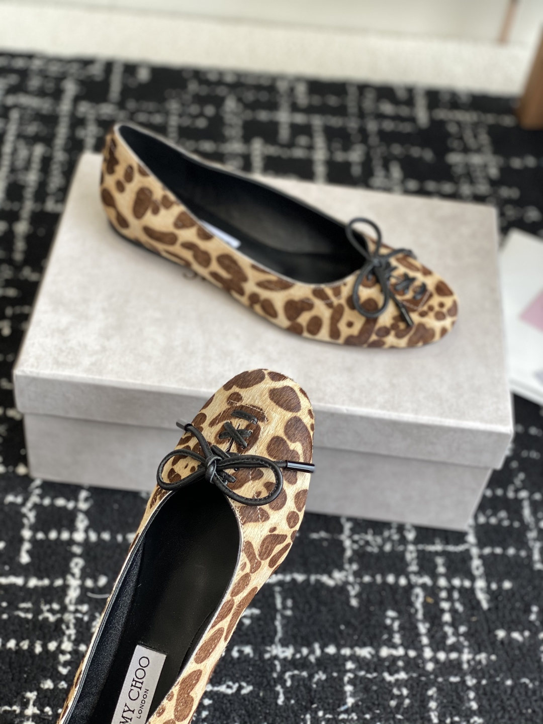 代购级
JIMMY CHOO JC 吉米周 25ss新款简约蝴蝶结系带玛丽珍平底鞋单鞋

原版套楦，完美