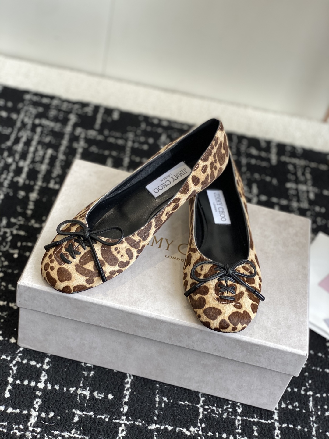 代购级
JIMMY CHOO JC 吉米周 25ss新款简约蝴蝶结系带玛丽珍平底鞋单鞋

原版套楦，完美
