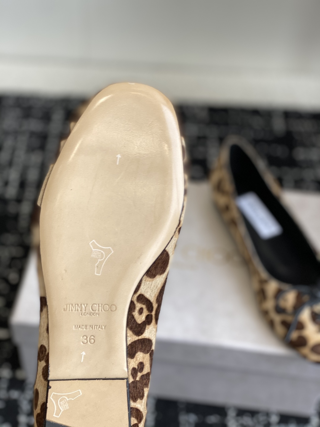 代购级
JIMMY CHOO JC 吉米周 25ss新款简约蝴蝶结系带玛丽珍平底鞋单鞋

原版套楦，完美