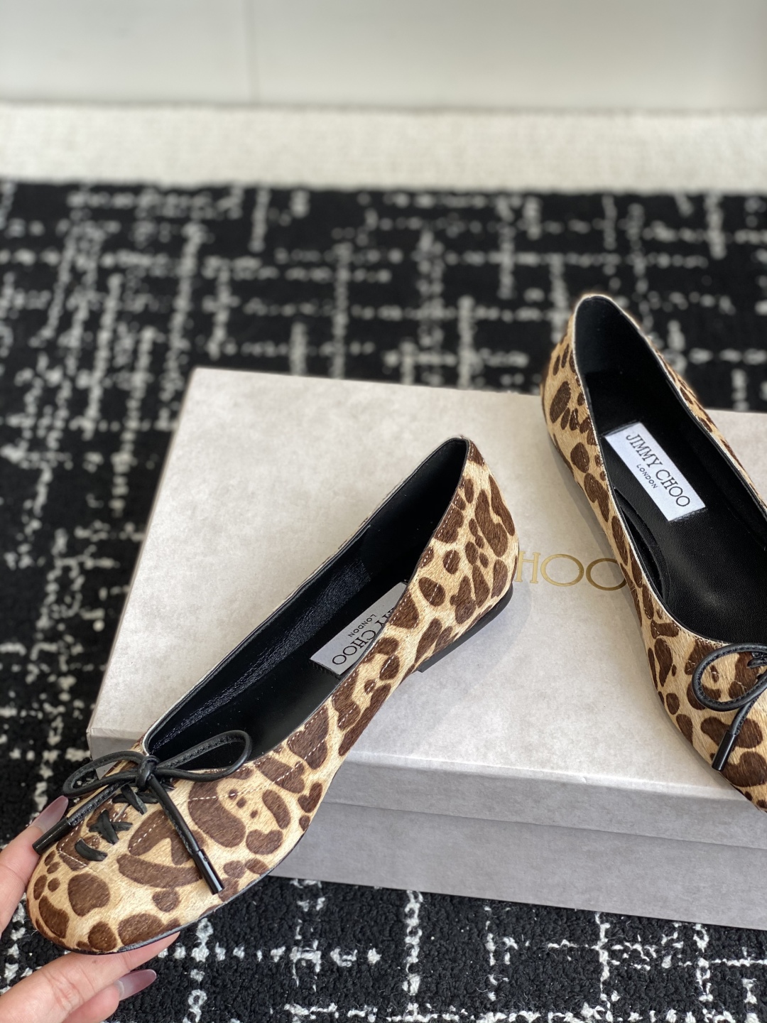 代购级
JIMMY CHOO JC 吉米周 25ss新款简约蝴蝶结系带玛丽珍平底鞋单鞋

原版套楦，完美