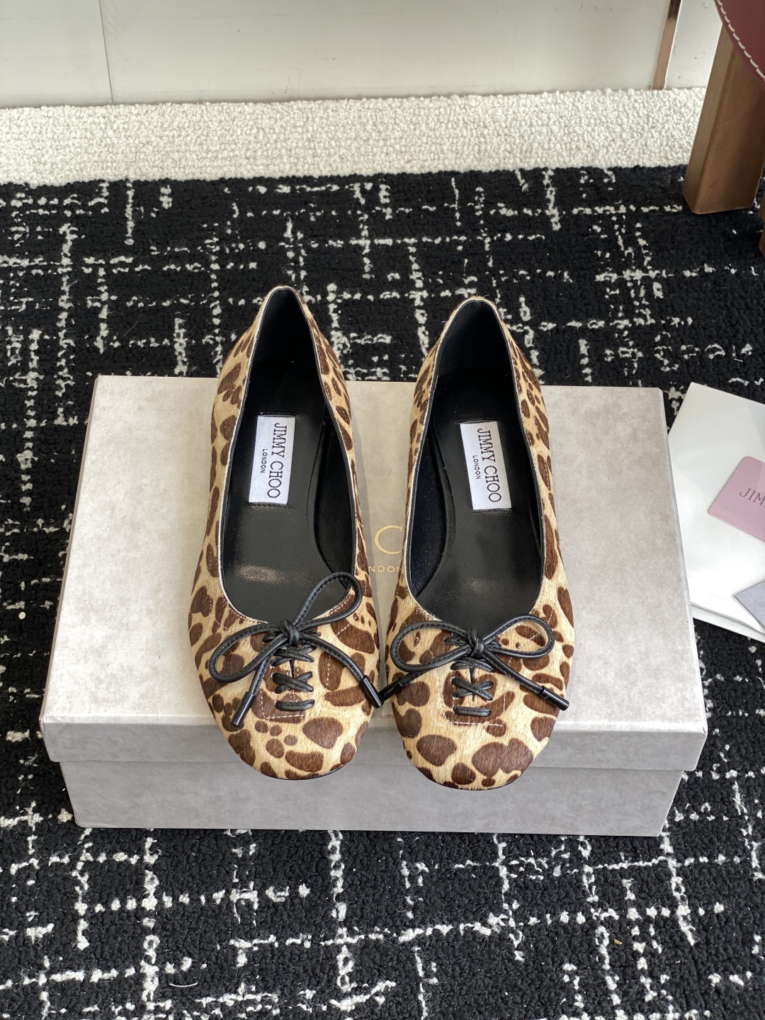 代购级
JIMMY CHOO JC 吉米周 25ss新款简约蝴蝶结系带玛丽珍平底鞋单鞋

原版套楦，完美