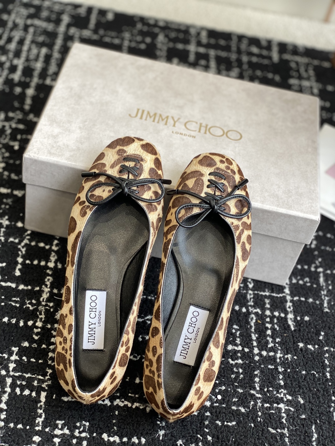 代购级
JIMMY CHOO JC 吉米周 25ss新款简约蝴蝶结系带玛丽珍平底鞋单鞋

原版套楦，完美