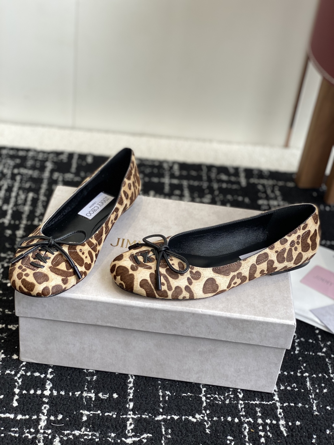 代购级
JIMMY CHOO JC 吉米周 25ss新款简约蝴蝶结系带玛丽珍平底鞋单鞋

原版套楦，完美