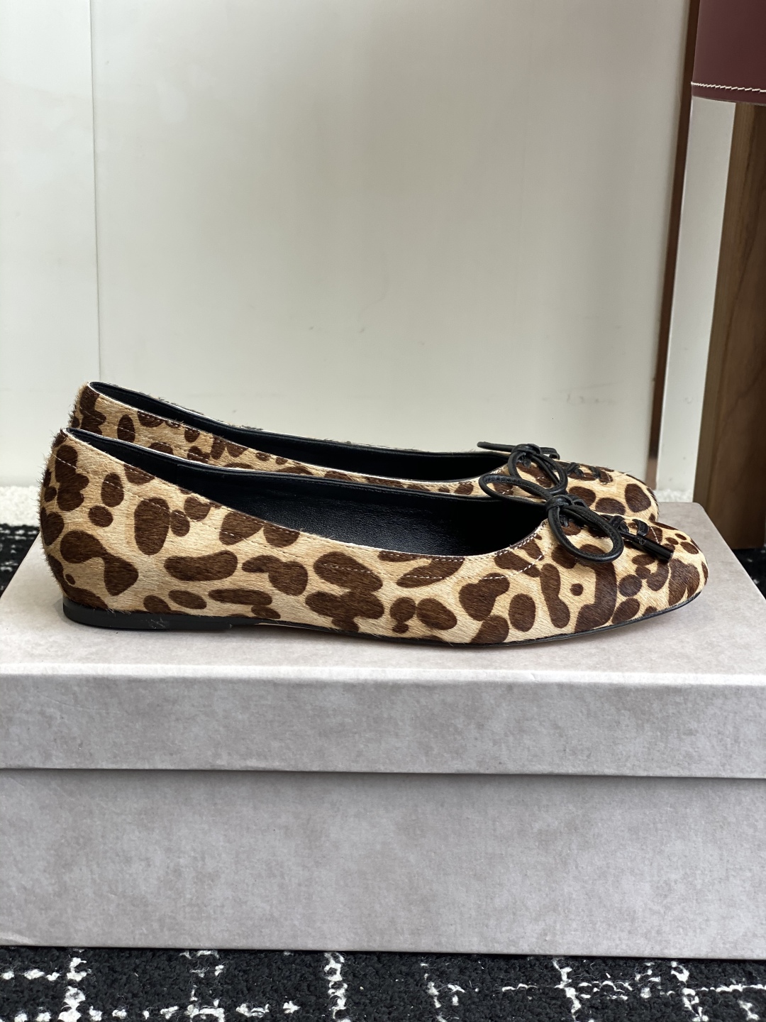 代购级
JIMMY CHOO JC 吉米周 25ss新款简约蝴蝶结系带玛丽珍平底鞋单鞋

原版套楦，完美