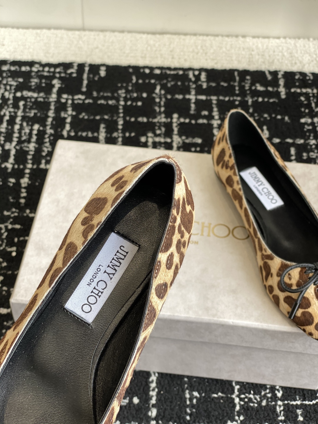 代购级
JIMMY CHOO JC 吉米周 25ss新款简约蝴蝶结系带玛丽珍平底鞋单鞋

原版套楦，完美