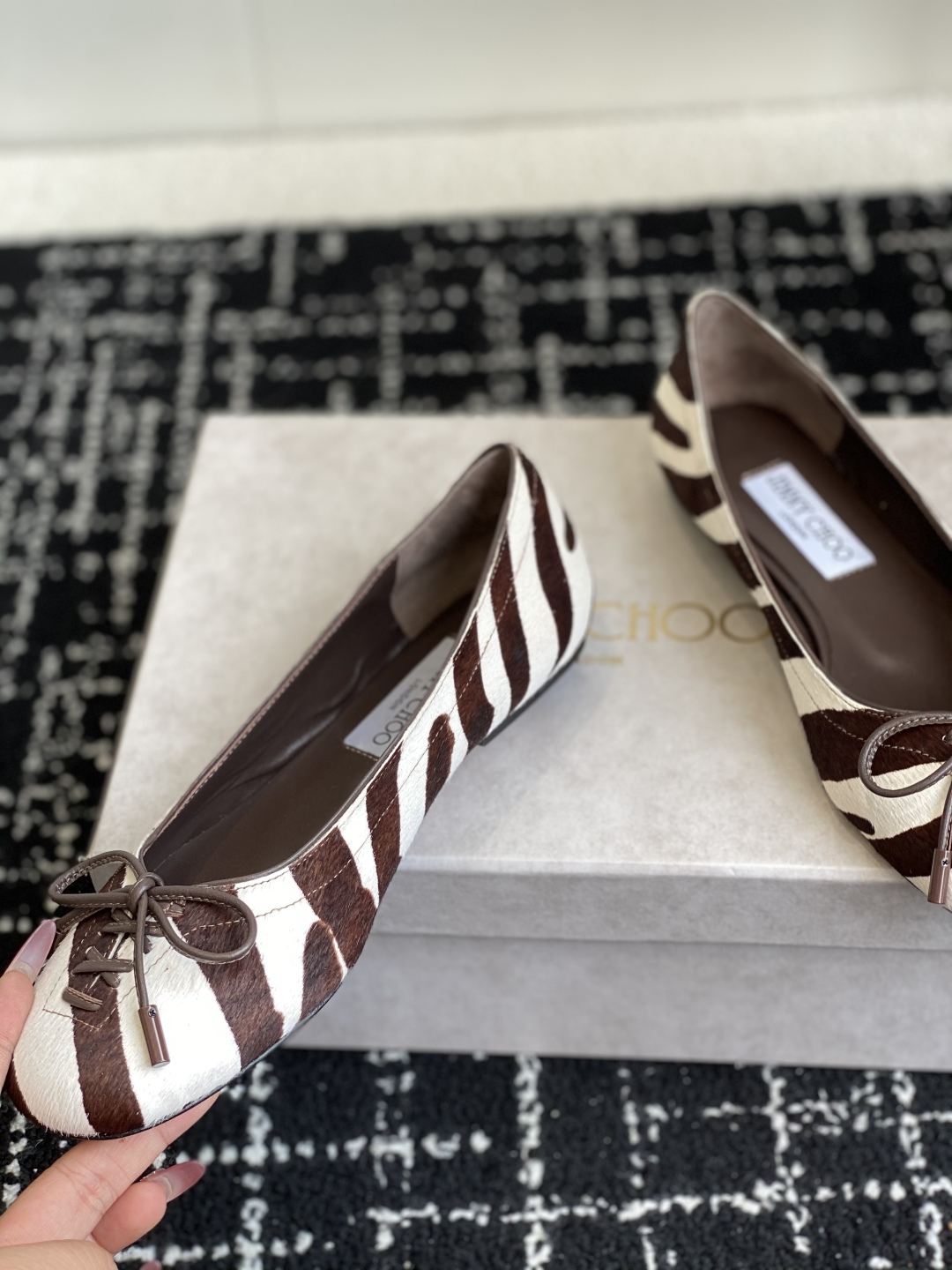代购级
JIMMY CHOO JC 吉米周 25ss新款简约蝴蝶结系带玛丽珍平底鞋单鞋

原版套楦，完美