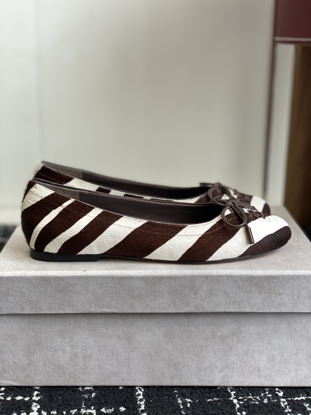 代购级
JIMMY CHOO JC 吉米周 25ss新款简约蝴蝶结系带玛丽珍平底鞋单鞋

原版套楦，完美