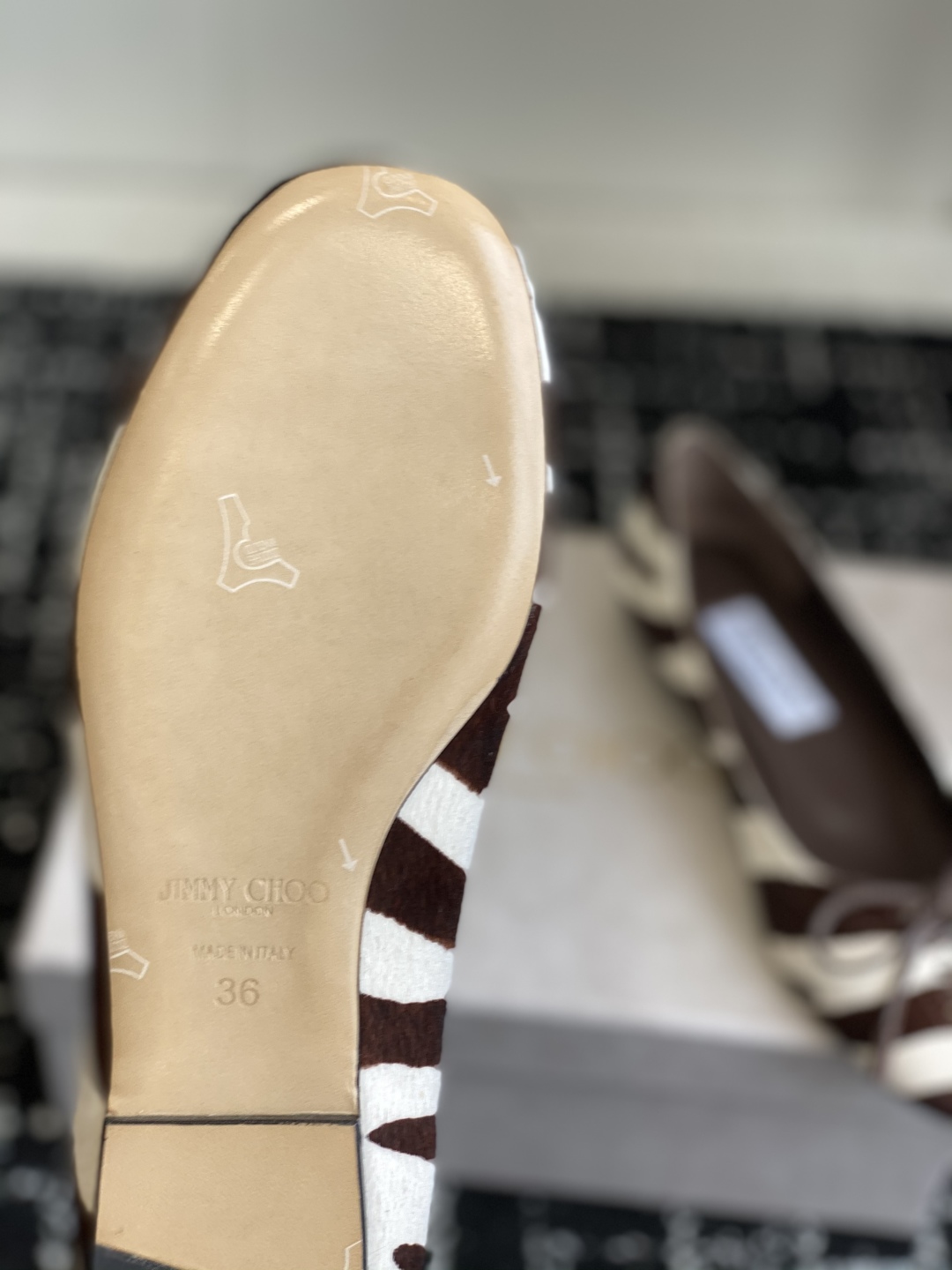 代购级
JIMMY CHOO JC 吉米周 25ss新款简约蝴蝶结系带玛丽珍平底鞋单鞋

原版套楦，完美
