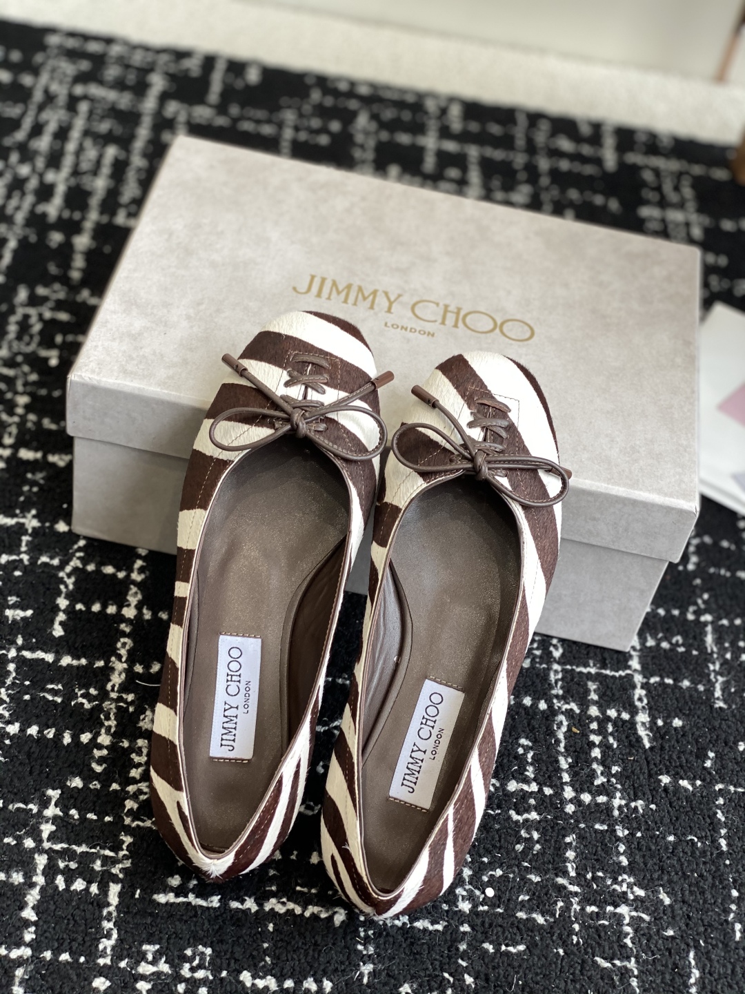 代购级
JIMMY CHOO JC 吉米周 25ss新款简约蝴蝶结系带玛丽珍平底鞋单鞋

原版套楦，完美