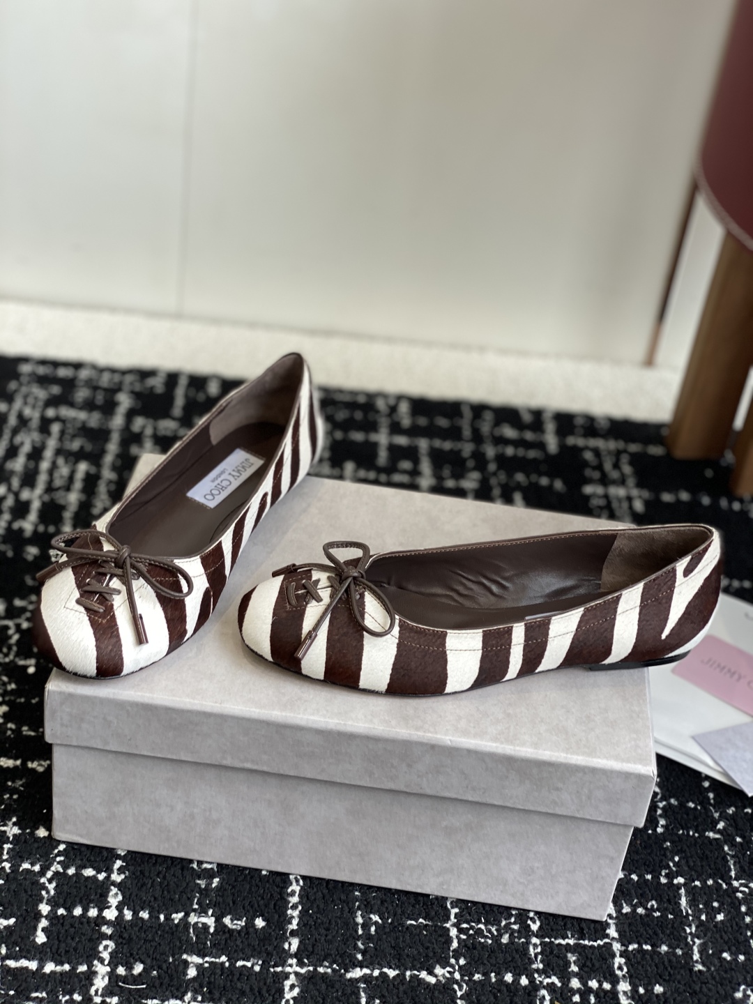 代购级
JIMMY CHOO JC 吉米周 25ss新款简约蝴蝶结系带玛丽珍平底鞋单鞋

原版套楦，完美