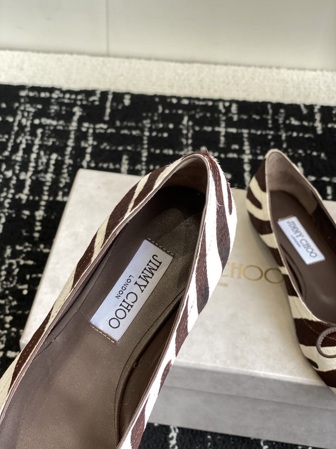 代购级
JIMMY CHOO JC 吉米周 25ss新款简约蝴蝶结系带玛丽珍平底鞋单鞋

原版套楦，完美