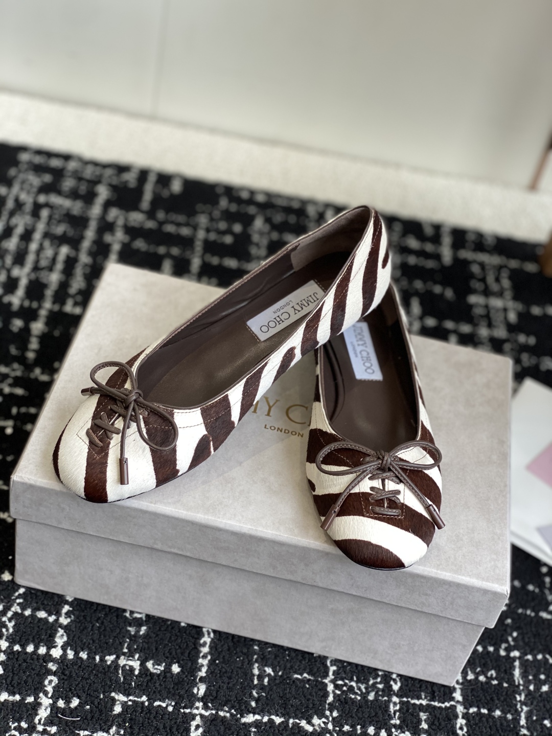 代购级
JIMMY CHOO JC 吉米周 25ss新款简约蝴蝶结系带玛丽珍平底鞋单鞋

原版套楦，完美