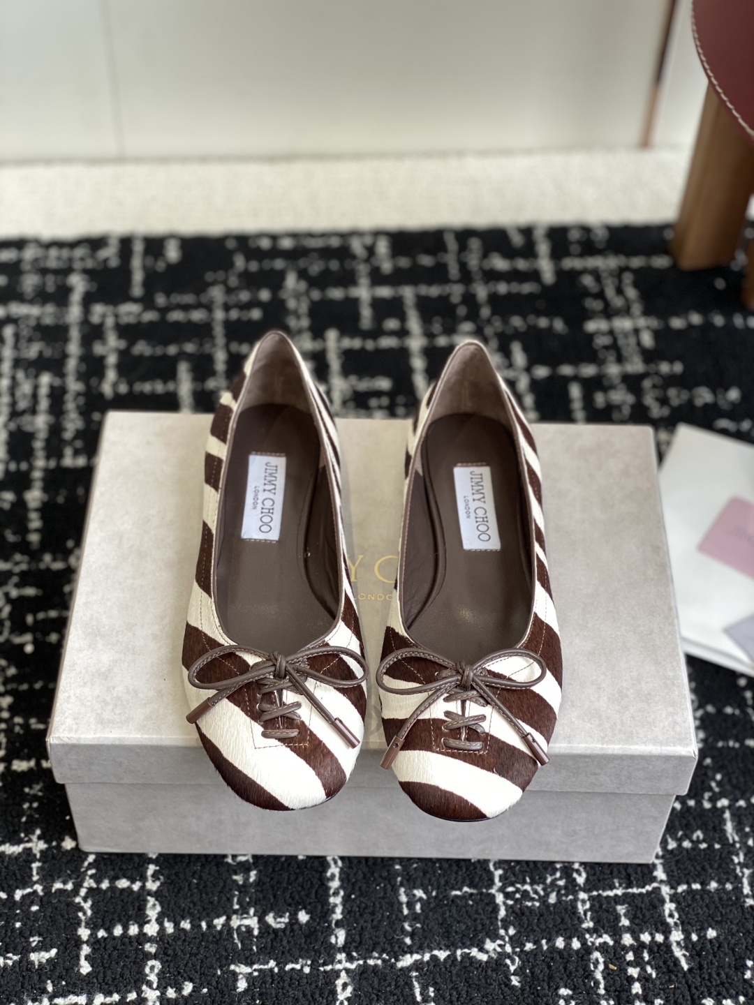 代购级
JIMMY CHOO JC 吉米周 25ss新款简约蝴蝶结系带玛丽珍平底鞋单鞋

原版套楦，完美