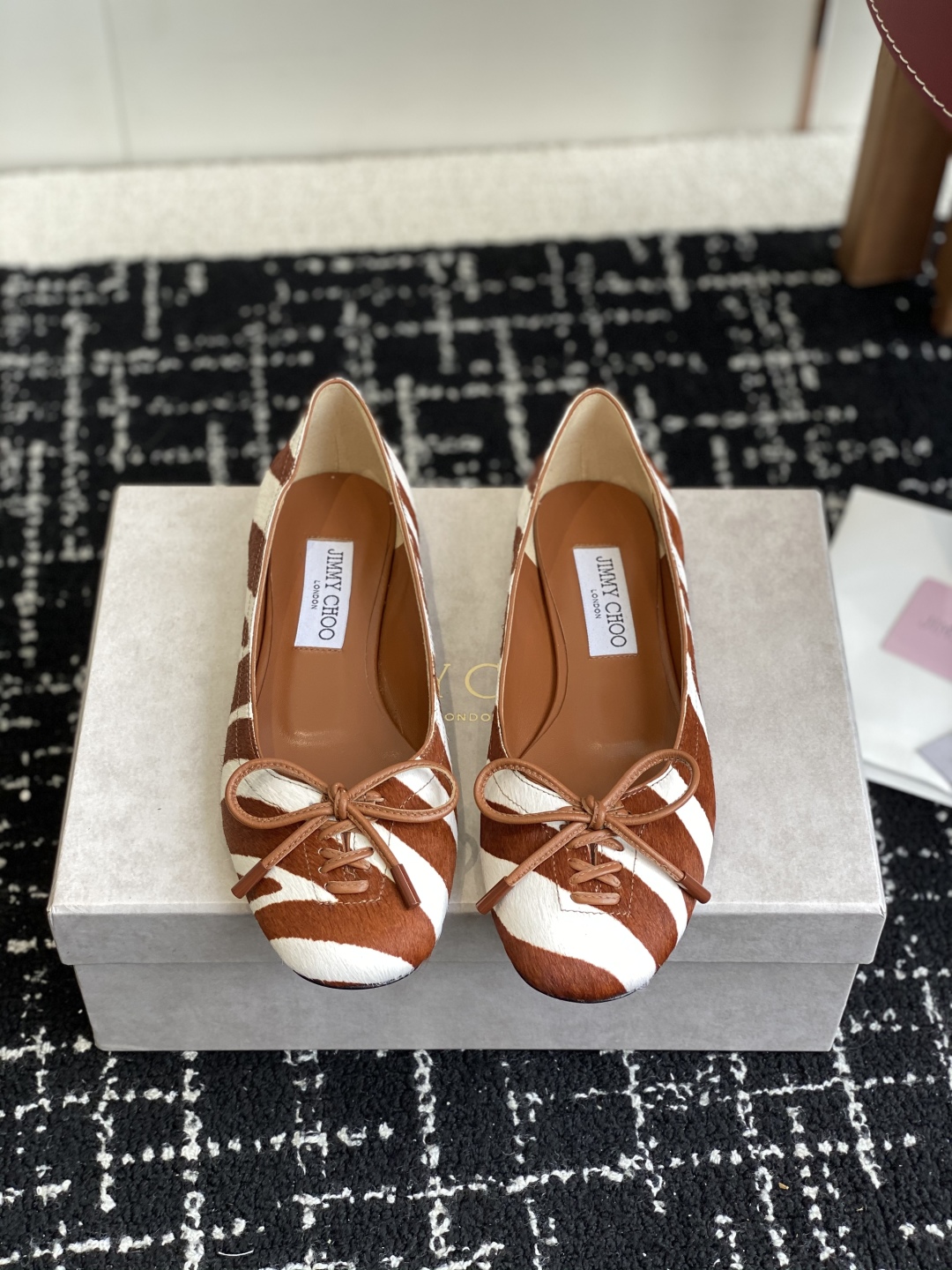 代购级
JIMMY CHOO JC 吉米周 25ss新款简约蝴蝶结系带玛丽珍平底鞋单鞋

原版套楦，完美