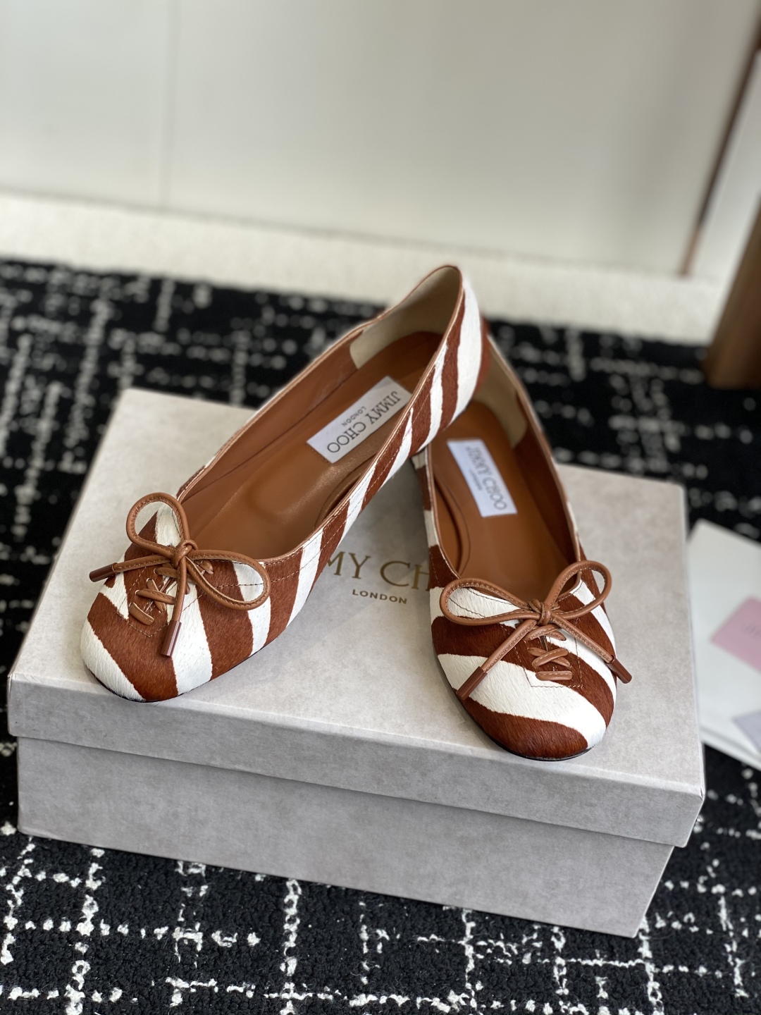 代购级
JIMMY CHOO JC 吉米周 25ss新款简约蝴蝶结系带玛丽珍平底鞋单鞋

原版套楦，完美