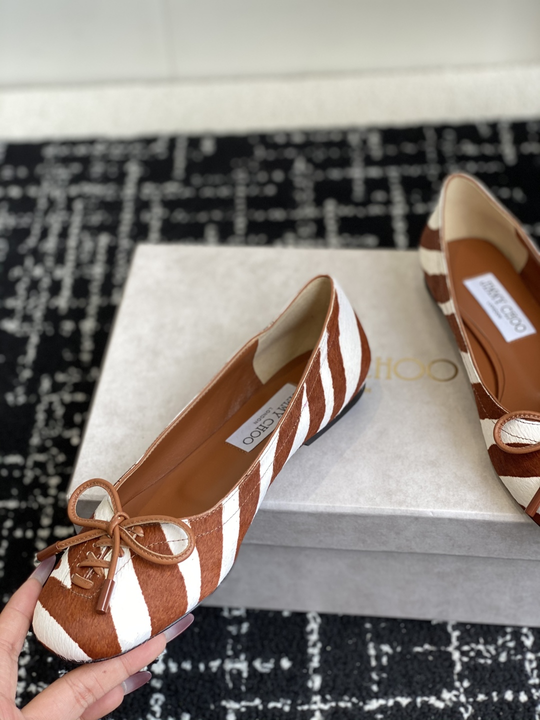 代购级
JIMMY CHOO JC 吉米周 25ss新款简约蝴蝶结系带玛丽珍平底鞋单鞋

原版套楦，完美