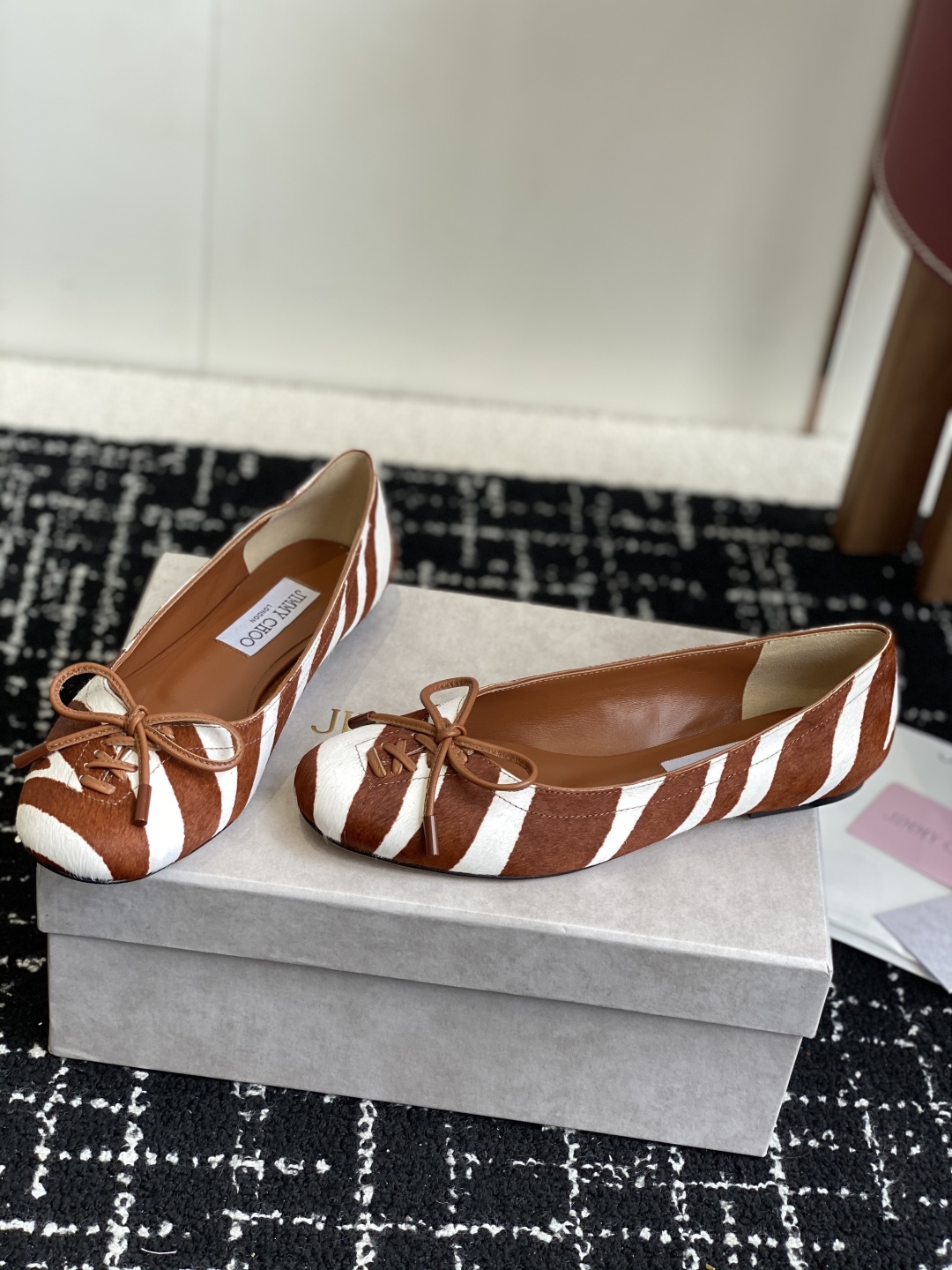 代购级
JIMMY CHOO JC 吉米周 25ss新款简约蝴蝶结系带玛丽珍平底鞋单鞋

原版套楦，完美