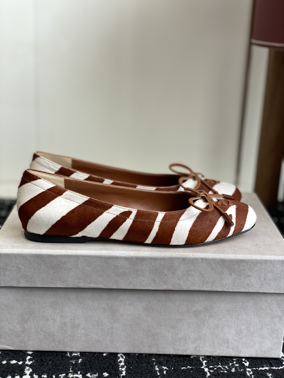 代购级
JIMMY CHOO JC 吉米周 25ss新款简约蝴蝶结系带玛丽珍平底鞋单鞋

原版套楦，完美