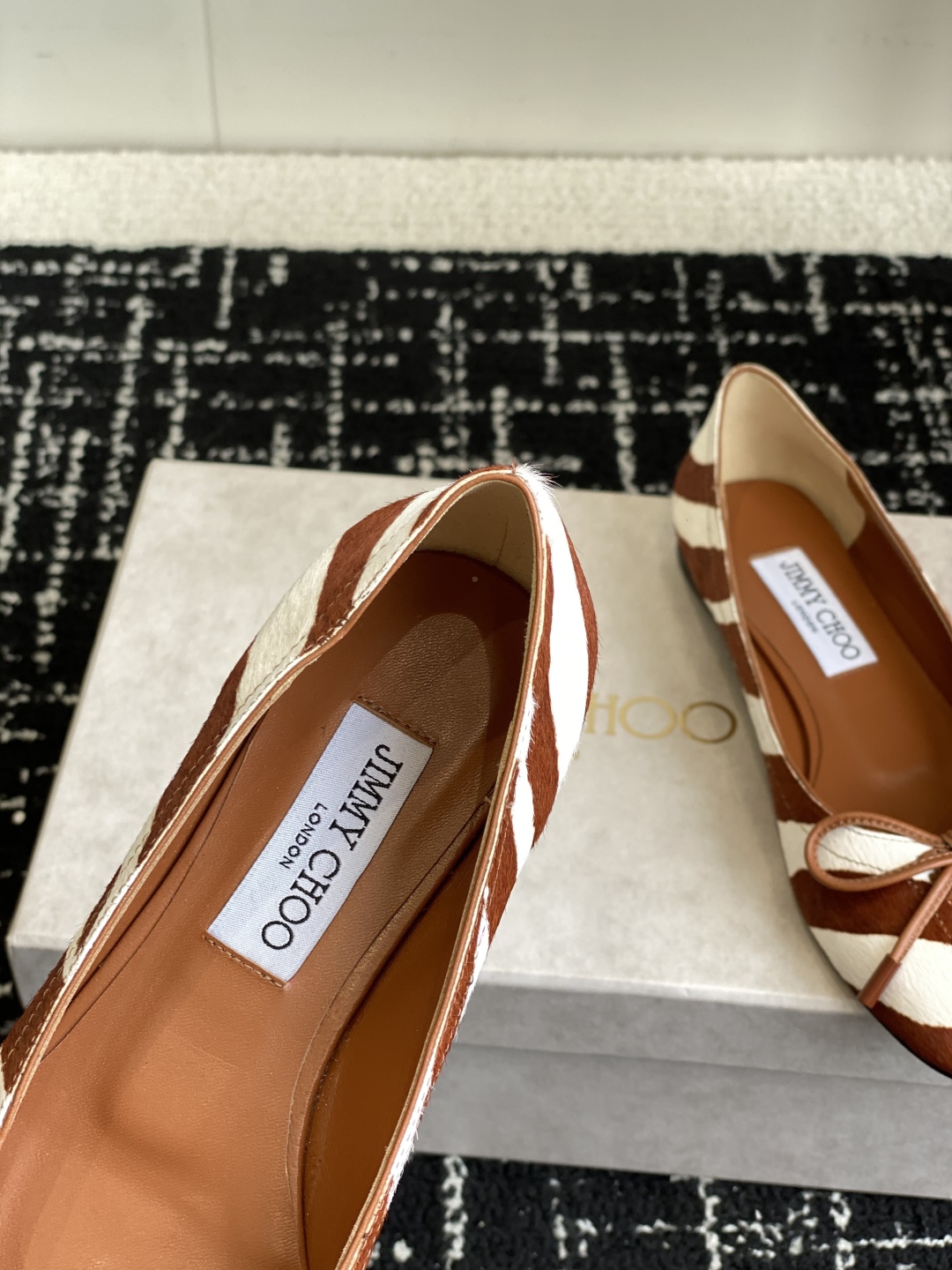代购级
JIMMY CHOO JC 吉米周 25ss新款简约蝴蝶结系带玛丽珍平底鞋单鞋

原版套楦，完美