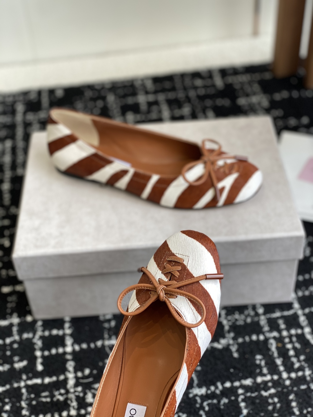 代购级
JIMMY CHOO JC 吉米周 25ss新款简约蝴蝶结系带玛丽珍平底鞋单鞋

原版套楦，完美