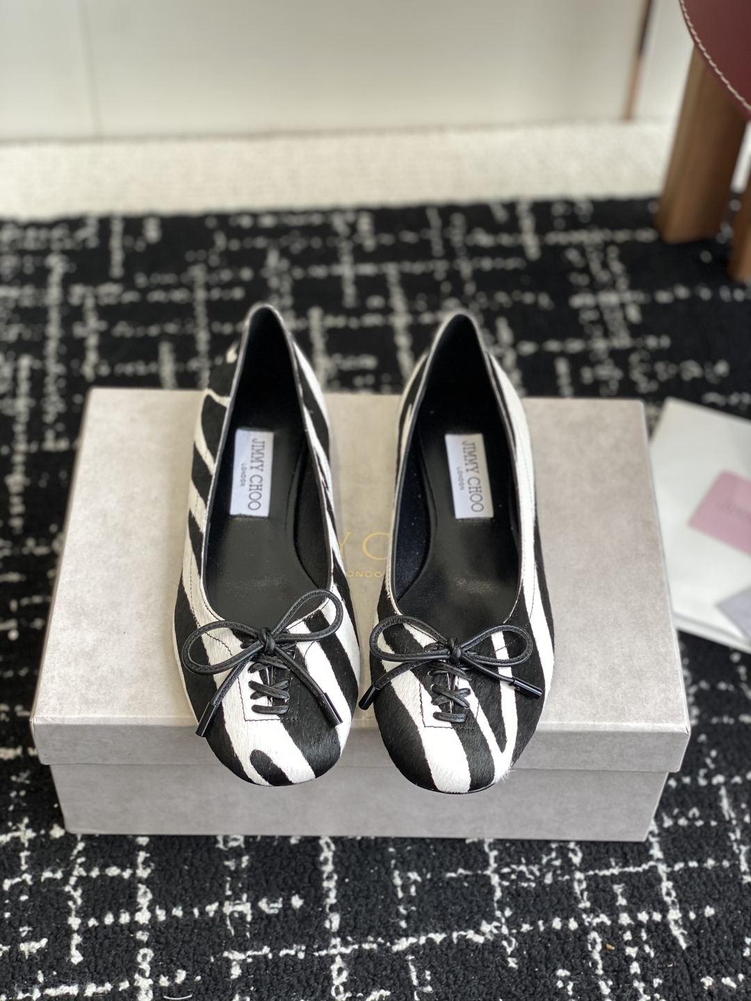 代购级
JIMMY CHOO JC 吉米周 25ss新款简约蝴蝶结系带玛丽珍平底鞋单鞋

原版套楦，完美