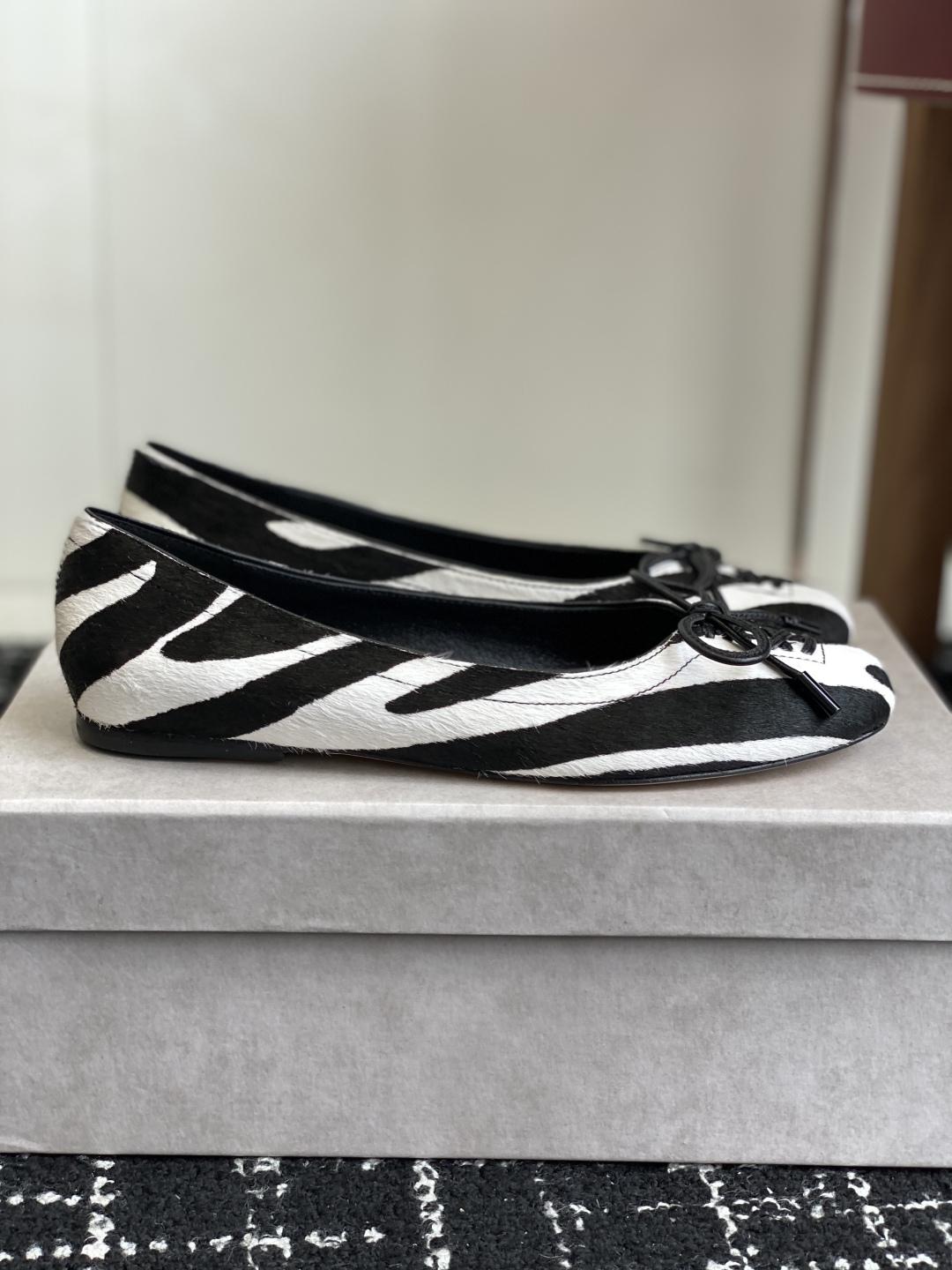 代购级
JIMMY CHOO JC 吉米周 25ss新款简约蝴蝶结系带玛丽珍平底鞋单鞋

原版套楦，完美
