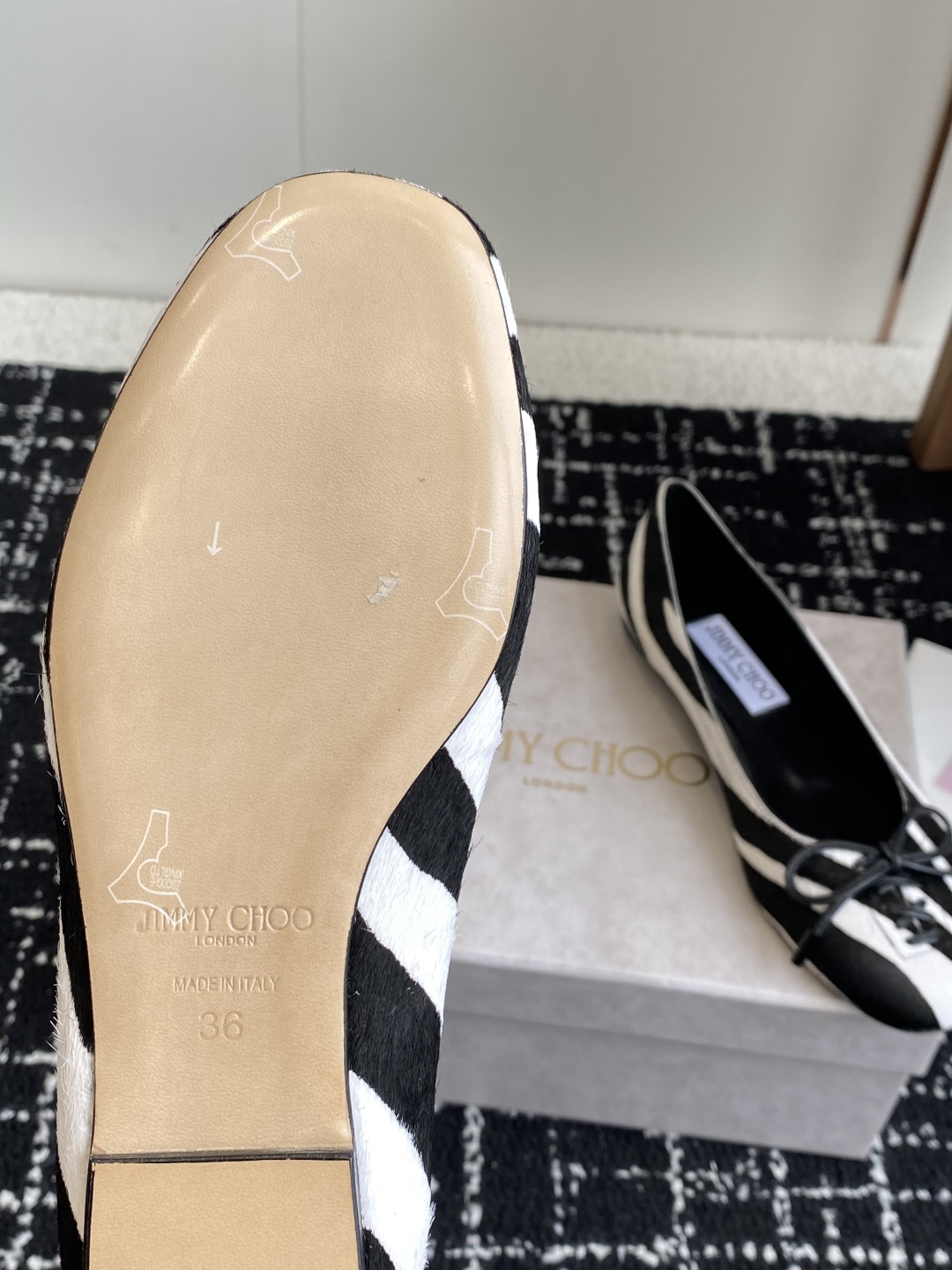 代购级
JIMMY CHOO JC 吉米周 25ss新款简约蝴蝶结系带玛丽珍平底鞋单鞋

原版套楦，完美