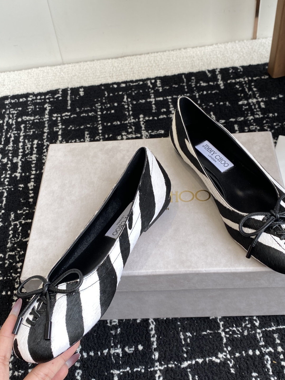 代购级
JIMMY CHOO JC 吉米周 25ss新款简约蝴蝶结系带玛丽珍平底鞋单鞋

原版套楦，完美