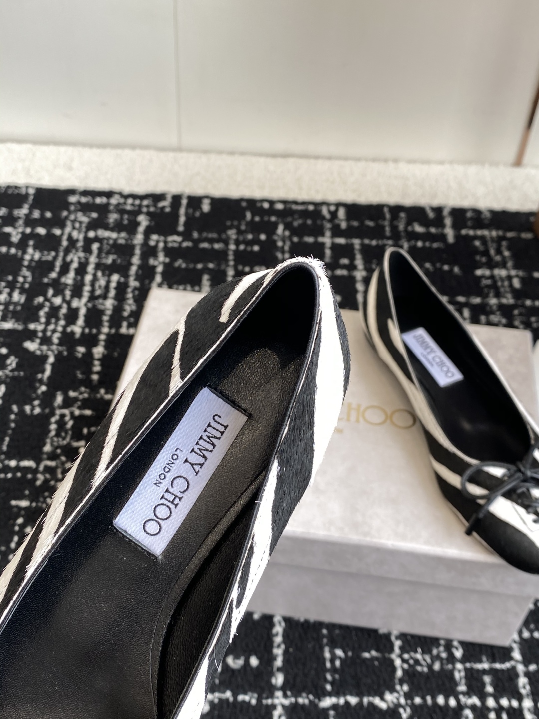 代购级
JIMMY CHOO JC 吉米周 25ss新款简约蝴蝶结系带玛丽珍平底鞋单鞋

原版套楦，完美